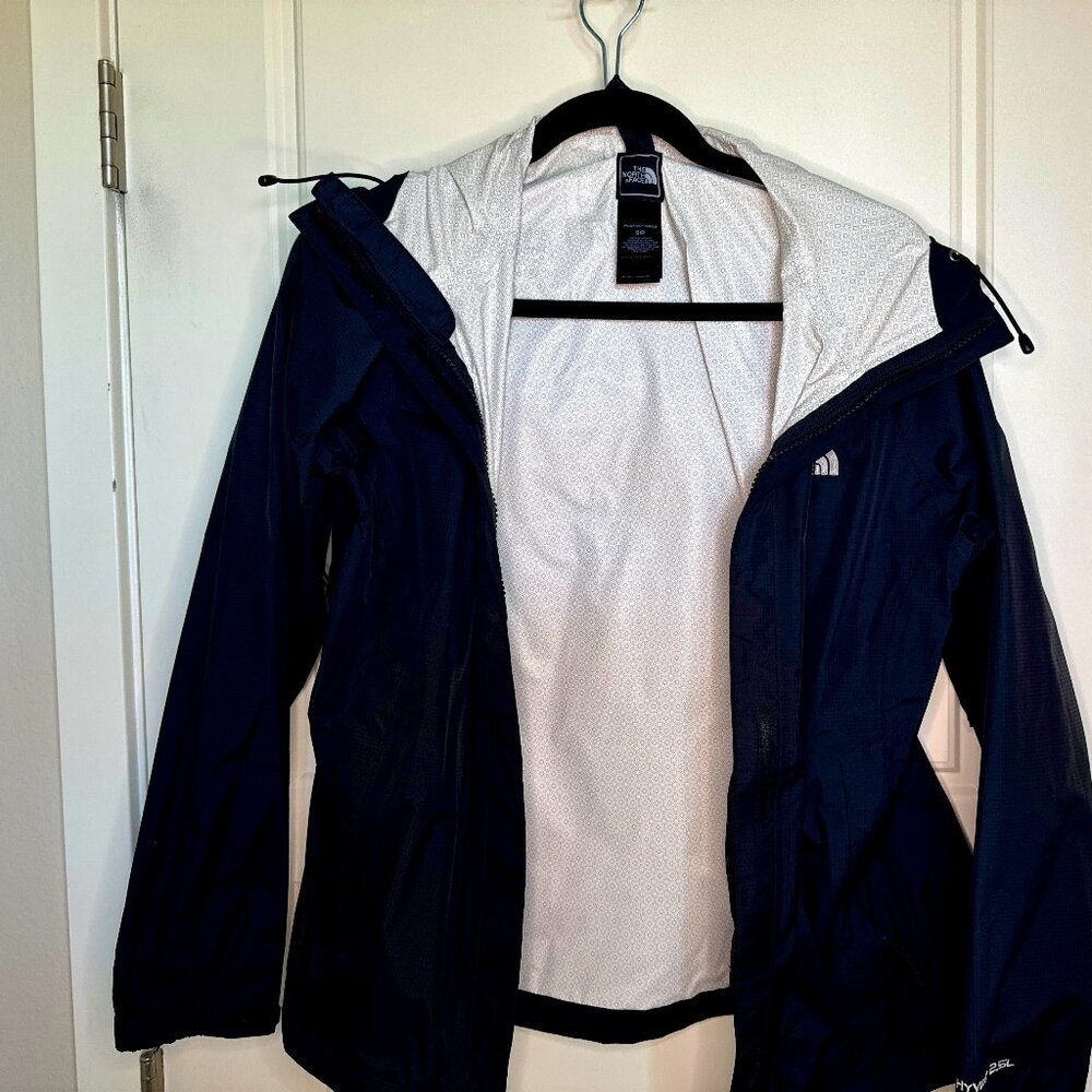 The North Face Women's Venture HyVent 2.5L Rain Jacket